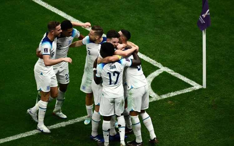 Striker Inggris Harry Kane merayakan golnya bersama rekan-rekan satu tim dalam pertandingan keempat babak 16 besar antara Inggris dan Senegal di Stadion Al-Bayt di Al Khor, Doha, Qatar. pada 4 Desember 2022. (AFP/JEWEL SAMAD)