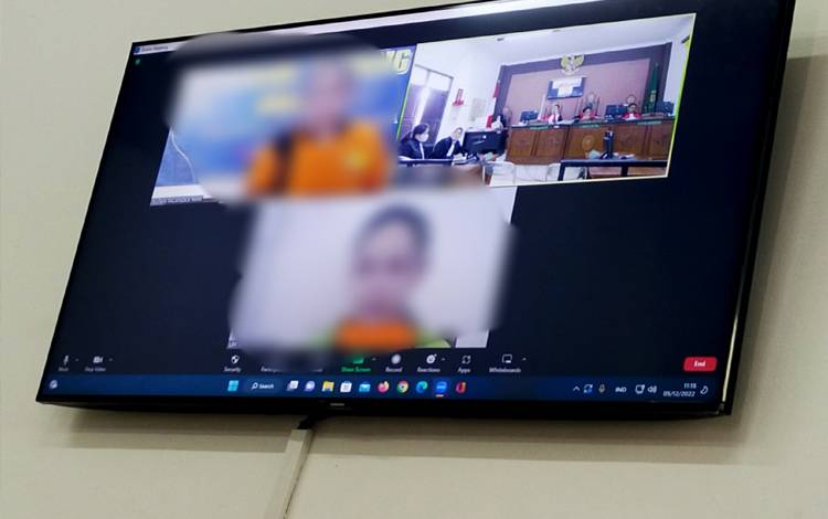 Kedua Terdakwa saat menjalani sidang virtual di Pengadilan Negeri Palangka Raya, Senin, 5 Desember 2022 (Foto: Apriando)