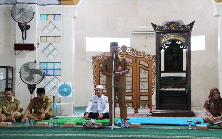 Sekda Seruyan, Djainuddin Noor saat menyampaikan arahan pada pelaksanaan Siraman Rohani bagi ASN dan Non ASN dilingkungan Pemkab Seruyan (Foto : Prokom Seruyan)