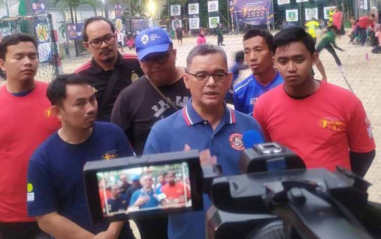 Ketua Umum PB ABTI Zulfydar Zaidar Mochtar dalam sesi wawancara disela Kejurnas Bola Tangan Pantai di lapangan pasir Kampus B Universitas Negeri Jakarta (UNJ) Rawamangun, Jakarta, Senin (5/12/2022). (ANTARA/HO-PB ABTI)