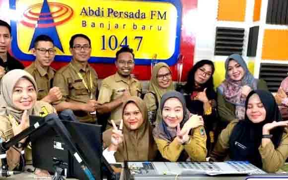LPPL Radio BATARA Barito Utara saat melaksanakan kaji tiru di LPPL Abdi Persada FM, Banjarbaru Kalimantan Selatan, Senin 5 Desember 2022.(foto: Dhani)