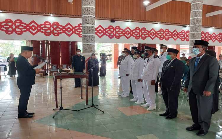 Suasana saat pelantikan pejabat administrasi dan dua kepala desa di Kabupaten Kapuas pada Jumat, 9 Desember 2022. (FOTO: DODI)