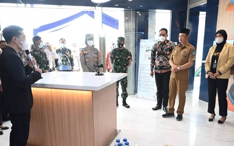 Wakil Bupati Lamandau Riko Porwanto saat berada di gedung baru kantor Bank Mandiri, Cabang Nanga Bulik. (FOTO : HENDI NURFALAH)