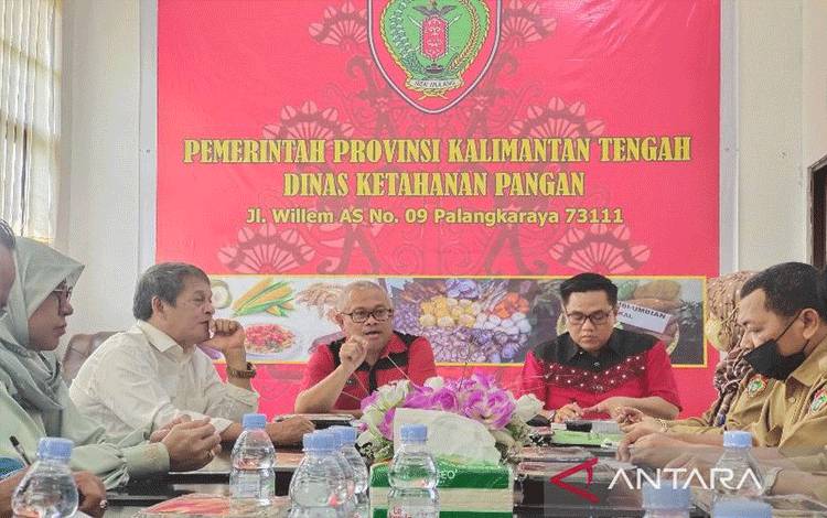 Kepala Dinas Ketahanan Pangan Kalteng Riza Rahmadi (tiga kiri) bersama Wakil Ketua I DPRD Bartim Ariantho S Muler (tiga kanan) dalam rapat membahas tentang Perda Cadangan Pangan di Palangka Raya, Senin, (12/12/2022). ANTARA/Muhammad Arif Hidayat