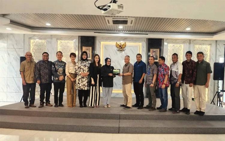 Wakil Ketua III DPRD Kalteng, Faridawaty Darland Atjeh bersama jajaran Anggota Komisi III saat berkunjung ke Provinsi Jabar. (FOTO: DPRD KALTENG*?