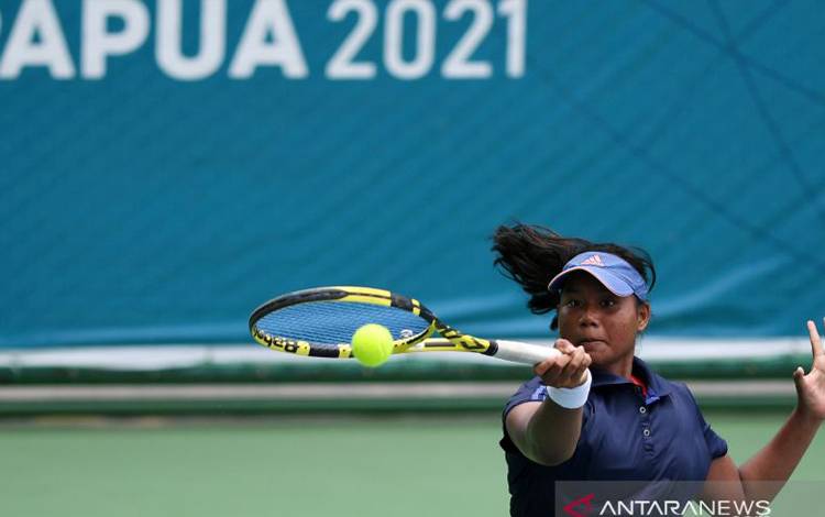 Petenis putri DKI Jakarta Novela Fitriani Sabatini Rezha Putria mengembalikan bola petenis putri Papua Rezha Putria saat bertanding pada perempat final Tenis Tunggal Putri PON Papua di Sian Soor Tennis Center Jayapura, Papua, Selasa (5/10/2021). Pada pertandingan tersebut Novela Fitriani Sabatini Rezha Putria dikalahkan Novela Rezha dengan skor 6-4, 4-6, 2-6. ANTARA FOTO/Mohammad Ayudha/YU (ANTARA FOTO/MOHAMMAD AYUDHA)