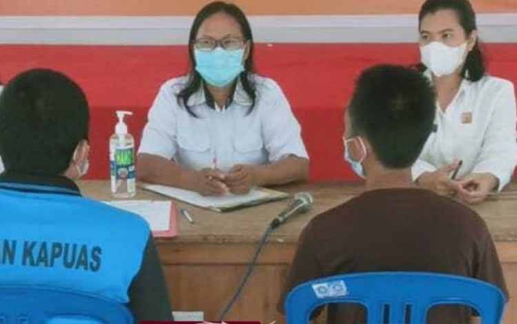 WBP Rutan Kuala Kapuas saat diberikan rehabilitasi dari Konselor Poli Rehab RSUD Kapuas. (FOTO: IST)