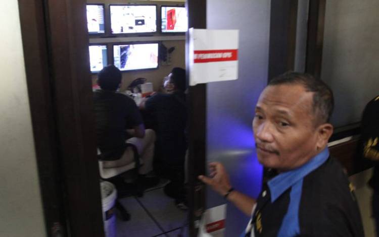 Petugas KPK di Ruang CCTV Kantor DPRD Jatim, Surabaya, Kamis (15/12/2022). (ANTARA/Didik Suhartono)