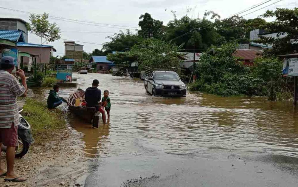 Banjir di wilayah Gunung Mas, Kalimantan Tengah. Gubernur Kalimantan Tengah (Kalteng), Sugianto Sabran meminta pemimpin di kabupaten kota terdampak banjir untuk sigap membantu masyarakatnya. (FOTO: IST)