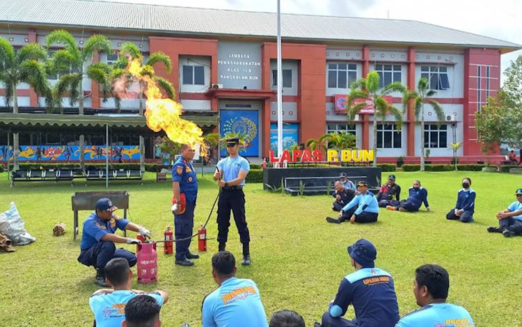 Salah satu kegiatan institusi jajaran KemenkumHAM yaitu Lapas Kelas IIB Pangkalan Bun, saat pelatihan penanganan kebakaran bersama Damkar Kobar beberapa waktu lalu. (FOTO: WAHYU KRIDA)