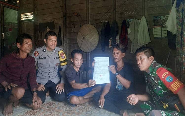Setelah bersepakat, kedua warga yang berselisih menunjukan surat pernyataan perdamaian. (FOTO : HENDI NURFALAH)