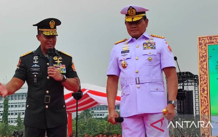 Mantan Panglima TNI Jenderal TNI Andika Perkasa bersama Panglima TNI Laksamana TNI Yudo Margono usai upacara Serah Terima Jabatan (Sertijab) Panglima TNI di Mabes TNI Cilangkap, Jakarta Timur, Selasa (20-12-2022). ANTARA/Syaiful Hakim