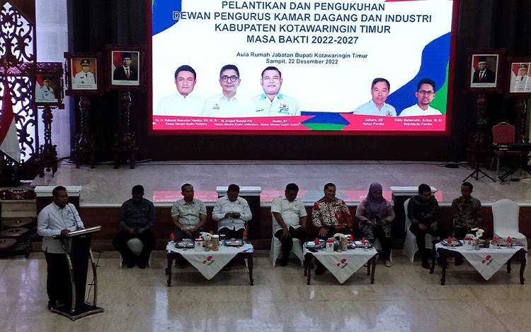 Ketua Kadin Kotim Susilo menyampaikan sambutan pada pelantikan dan pengukuhan Pengurus Kadin Kotim, Kamis malam, 22 Desember 2022.?(FOTO: DEWIP)