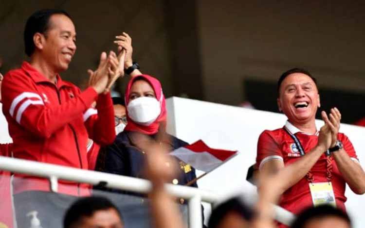 Presiden Joko Widodo (kiri) bersama ibu dan Ketua Umum PSSI Mochamad Iriawan (kanan) bertepuk saat melihat laga Timnas Indonesia melawan Kamboja pada Piala AFF di Stadion Utama Gelora Bung Karno, Senayan, Jakarta, Jumat (23/12/2022). ANTARA/HO-PSSI
