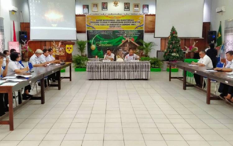 Suasana pelaksanaan rapat monitoring dan evaluasi Tujuan Pembangunan Berkelanjutan / Sustainable Development Goals (TPB/SDGs) Kabupaten Gunung Mas Tahun 2021 yang dilaksanakan di aula Bappedalitbang pada pada Rabu, 21 Desember 2022. (FOTO: RISKA YULYANA)?