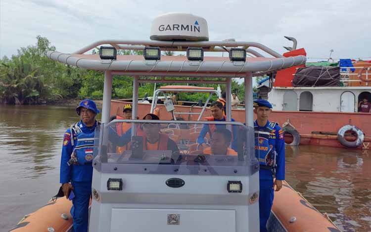 Tim SAR gabungan saat melakukan pencarian terhadap ABK? Tongkang Citra Nabati dengan menyisir wilayah perairan Kabupaten Seruyan dan sekitarnya ( Foto : POLRES SERUYAN)?