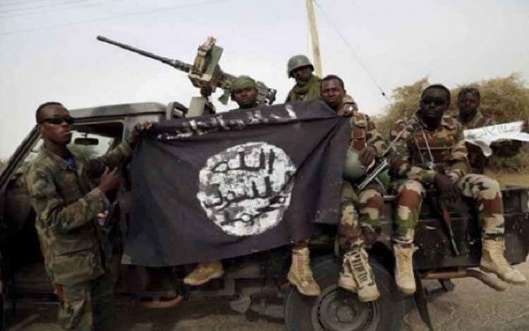 Ilustrasi - Tentara Nigeria memperlihatkan bendera Boko Haram yang mereka sita dari Kota Damasak, yang baru saja mereka rebut, di Nigeria, Rabu (18/3/15). (ANTARA/REUTERS/Emmanuel Braun/tm)