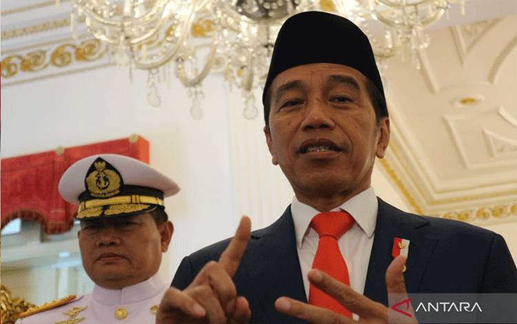 Presiden Joko Widodo (Jokowi) didampingi Panglima TNI Laksamana Yudo Margono menyampaikan pernyataan kepada wartawan, di Istana Negara, Jakarta, Rabu (28/12/2022). ANTARA/Desca Lidya Natalia