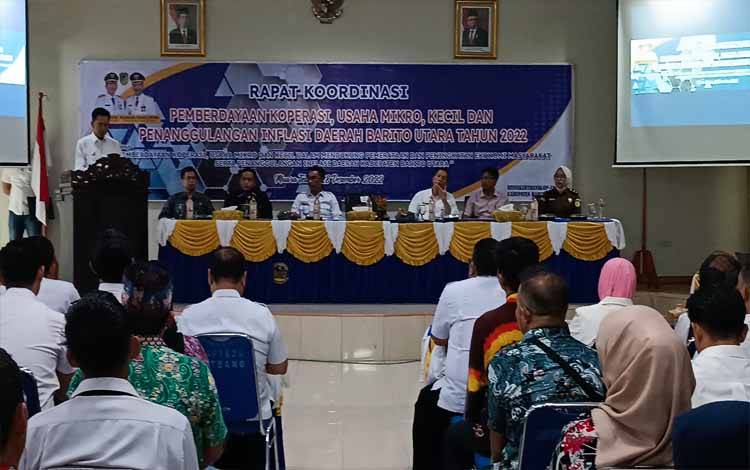 Bupati barito Utara, H Nadalsyah saat memberikan sambutan dan arahan pada?Rakor pemberdayaan koperasi UKM dan penanggulangan inflasi daerah, di aula BappedaLitbang Muara Teweh, Rabu 28 Desember 2022