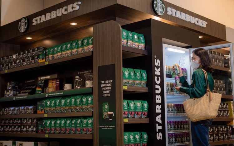 Ilustrasi - Pelanggan membeli produk Starbucks RTD di minimarket di Indonesia. (ANTARA/HO-Starbucks.)