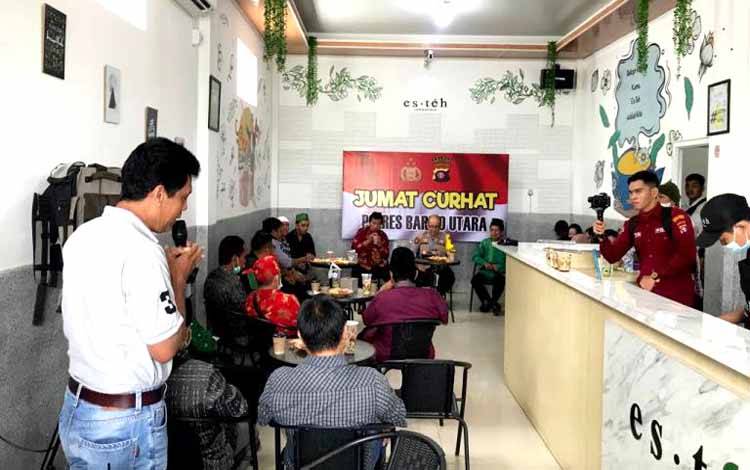 Jumat Curhat bersama Plh Kapolres Barito Utara AKBP Dharmeswara Hadi Kuncoro, tokoh agama, tokoh masyarakat, mahasiswa, insan pers dan undangan lainnya, di Cafe Janji Jiwa, Jalan Pramuka Muara Teweh, Jumat 30 Desember 2022.(foto: Dhani)