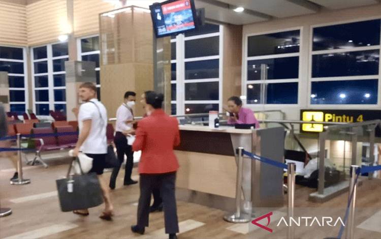 Warga negara asing asal Rusia berinisial DP (kiri) dideportasi ke negaranya dari Indonesia melalui Bandara Internasional I Gusti Ngurah Rai, Bali, Kamis (29/12/2022). ANTARA/HO-Kanwil Kemenkumham Bali