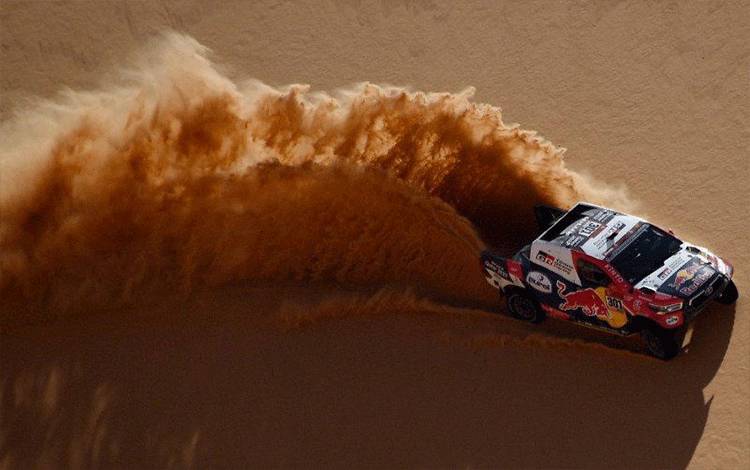 Pebalap tim Toyota Gazoo Racing Nasser Al-Attiyah dan co-driver Matthieu Baumel menjalani etape tiga Reli Dakar dengan rute memutar di Wadi Ad-Dawasir, Arab Saudi. (5/1/2021) (AFP/Franck Fife)