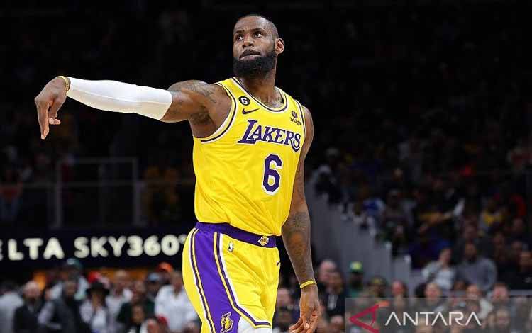 Megabintang Los Angeles Lakers LeBron James bereaksi selepas melesakkan tripoin melawan Atlanta Hawks dalam lanjutan NBA di State Farm Arena, Georgia, Amerika Serikat, Jumat (30/12/2022) waktu setempat. (ANTARA/AFP/GETTY IMAGES/Kevin C. Cox)