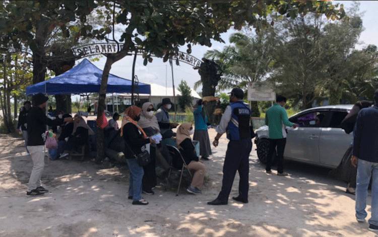 Personel Dishub Kobar saat melakukan penjagaan saat liburan Natal beberapa waktu lalu di objek wisata di Kabupaten Kobar.