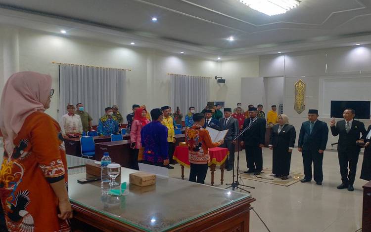 Wali Kota Palangka Raya, Fairid Naparin melantik kepala dinas, Sabtu malam 31 Desember 2022