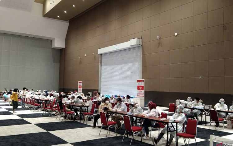Arsip foto - Sejumlah warga mengikuti vaksinasi booster di Kemayoran, Jakarta, Selasa (18/1/2022). (ANTARA/Dewa Ketut Sudiarta Wiguna)