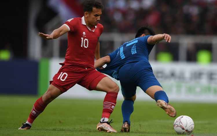 Pesepak bola Timnas Indonesia Egy Maulana Vikri (kiri) berebut bola dengan pesepak bola Timnas Thailand Ekanit Panya (kanan) pada pertandingan Grup A Piala AFF 2022 di Stadion Utama Gelora Bung Karno (SUGBK), Jakarta, Kamis (29/12/2022). Indonesia dan Thailand bermain imbang 1-1. ANTARA FOTO/Akbar Nugroho Gumay/wsj.