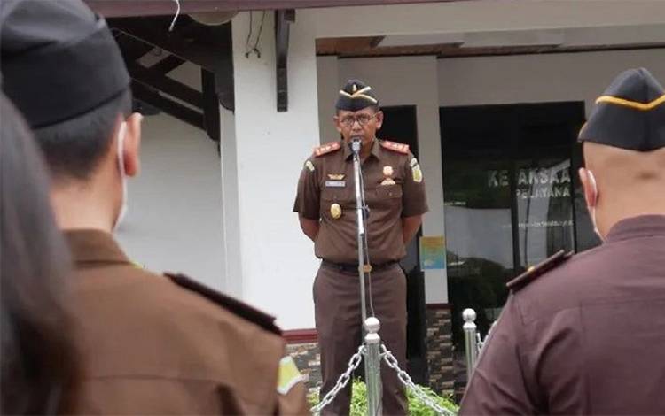Kepala Kejaksaan Negeri Lamandau Hendra Jaya Atmaja saat memimpin apel pagi. (FOTO : HENDI NURFALAH)