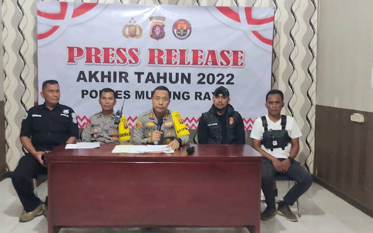 Kapolres Mura AKBP. I Gede Putu Widyana bersama sejumlah PJU Polres Mura saat menggelar Konferensi pers akhir Tahun. (FOTO; TRISNO)