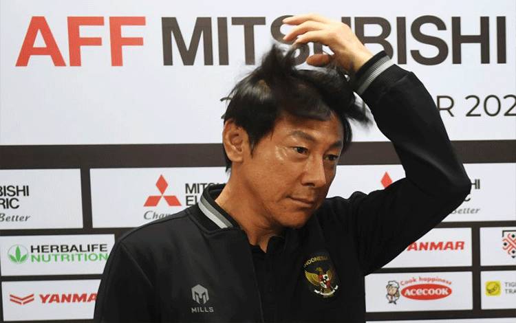 Pelatih Timnas Indonesia Shin Tae-Yong merapikan rambutnya usai memberikan keterangan pada konferensi pers menjelang laga lanjutan Grup A Piala AFF di Rizal Memorial Stadium, Manila, Filipina, Minggu (1/1/2023). ANTARA FOTO/Akbar Nugroho Gumay/rwa.