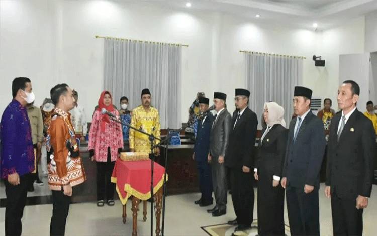 Pelantikan 6 kepala dinas di Pemko Palangka Raya. (FOTO: HUMAS)