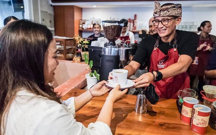 Menteri Pariwisata dan Ekonomi Kreatif Sandiaga Uno dalam acara peluncuran "Wisata Kopi Kintamani" di Anomali Coffee Sanur, Bali, Minggu (1/1/2023). ANTARA/HO-Kemenparekraf