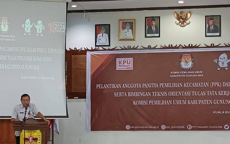 Sekretaris Daerah Kabupaten Gunung Mas Yansiterson mewakili Bupati Jaya Samaya Monong saat menghadiri pelantikan anggota PPK, Rabu, 4 Januari 2023. (FOTO: RISKA YULYANA)