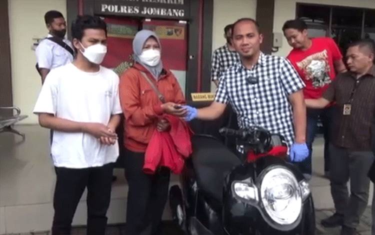 Polisi bersama korban saat gelar perkara perampokan disertai dengan kekerasan di Jombang, Jawa Timur. ANTARA/ HO-polisi