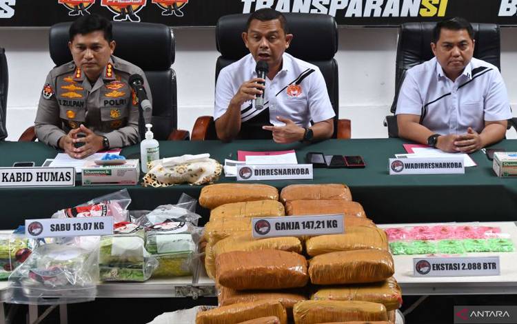 Arsip Foto - Dirnarkoba Polda Metro Jaya Kombes Mukti Juharsa (tengah), Kabid Humas Polda Metro Jaya Kombes Endra Zulpan (kiri), dan Wadir Narkoba Polda Metro Jaya AKBP Donny Alexander (kanan) memberikan keterangan kepada wartawan dalam konferensi pers ungkap kasus hasil Operasi Nila Jaya 2022 di Mapolda Metro Jaya, Jakarta, Selasa (13/12/2022). ANTARA FOTO/Aditya Pradana Putra/tom.