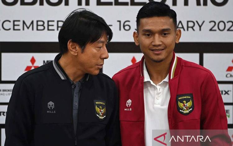 Pelatih Tim Nasional Indonesia Shin Tae-yong (kiri) didampingi pesepak bola Dendy Sulistyawan (kanan) berbicara usai menyampaikan keterangan kepada wartawan dalam sesi konferensi pers jelang pertandingan leg 2 babak semi final Piala AFF 2022 di gedung Federasi Sepak Bola Vietnam (VFF), Hanoi, Minggu (8/1/2023). ANTARA FOTO/Aditya Pradana Putra/aww.