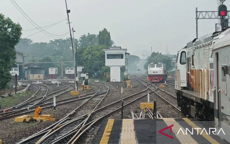 Arsip - Jalur kereta api terlihat dari Stasiun Pasar Turi Surabaya. (ANTARA/Hanif Nashrullah)