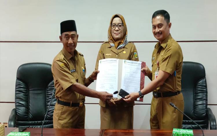 Prosesi serah terima jabatan Kepala DPKUKMP Kota Palangka Raya. (FOTO: HENDRI)
