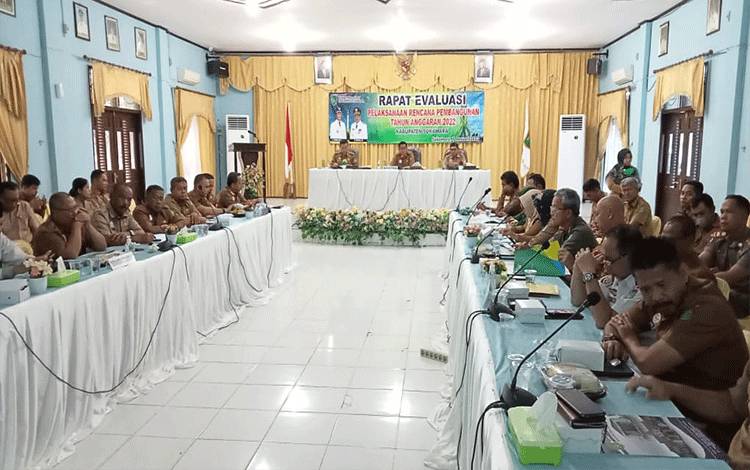 Rapat Evaluasi Pelaksanaan Rencana Pembangunan Kabupaten Sukamara Tahun Anggaran 2022 di aula Bappeda Sukamara pada Senin, 9 Januari 2023. (FOTO: NORHASANAH)