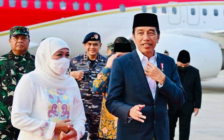 Presiden RI Joko Widodo (kanan) disambut Gubernur Jawa Timur Khofifah Indar Parawansa setelah mendarat di Bandara Internasional Banyuwangi, Banyuwangi, Jatim, Senin (9/1/2023). (ANTARA/HO-Biro Pers Sekretariat Presiden)