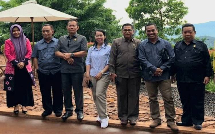 Ketua Komisi II DPRD Kalteng, Achmad Rasyid (dua dari kiri) saat melaksanakan reses bersama dengan anggota komisi II lainnya. (FOTO: ISTIMEWA)