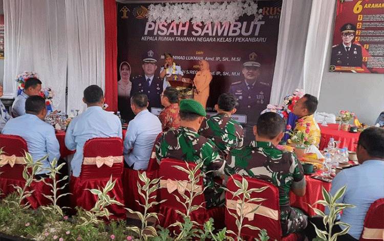 Suasana acara pisah sambut kepala Rumah Tahanan Pekanbaru di Riau, Selasa (10/1). ANTARA