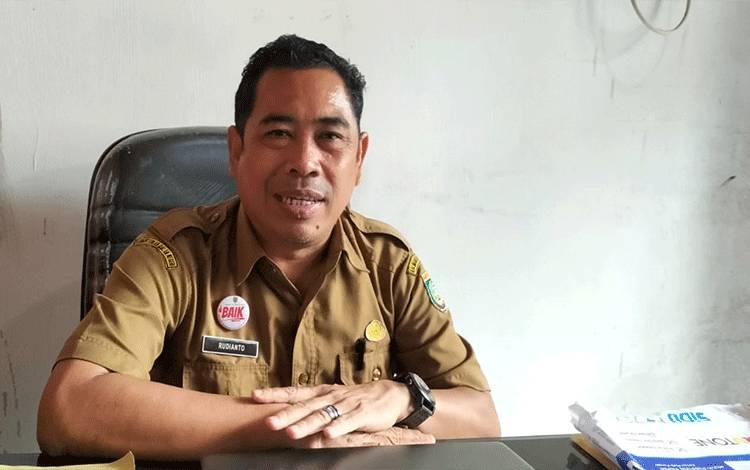 Kabid Pemberdayaan Sosial dan Penanganan Fakir Miskin pada DSPMD Barsel, Rudianto. (FOTO: URIUTU DJAPER)