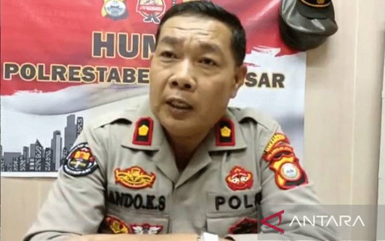 Kepala Seksi Humas Polrestabes Makassar Kompol Lando Sambolangi memberikan keterangan perkembangan kasus pembunuhan anak kepada wartawan di ruang kerjanya, Makassar, Sulawesi Selatan, Rabu (11/1/2023). ANTARA/Darwin Fatir.