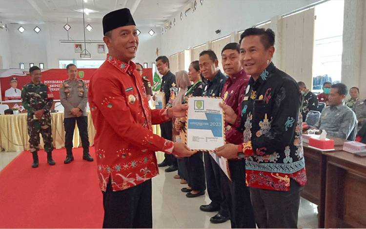 Bupati Sukamara, Windu Subagio menyerahkan DPA kepada perangkat daerah pada Kamis, 12 Januari 2023. (FOTO: NORHASANAH)